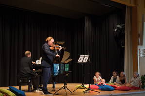 2018raphaelfauxdaniel_hope_sebastian_knauer_6489.jpg Zoom: 2018raphaelfauxdaniel_hope_sebastian_knauer_6489.jpg